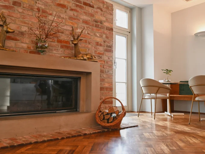 Gemütlicher Kamin in einer einladenden Speiselounge, die Wärme und Atmosphäre ausstrahlt.