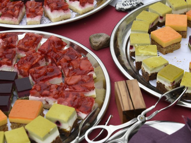 Ein reichhaltiger Tisch voller Leckereien, um den Geburtstag des Klinikum Schloss Lütgenhof zu feiern.
