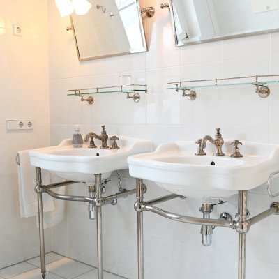 Badezimmer mit zwei Waschbecken und Spiegeln der psychosomatischen Klinik.