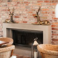 Ein gemütlicher Backstein-Kamin in einer einladenden Kantine, der Wärme und Atmosphäre ausstrahlt.